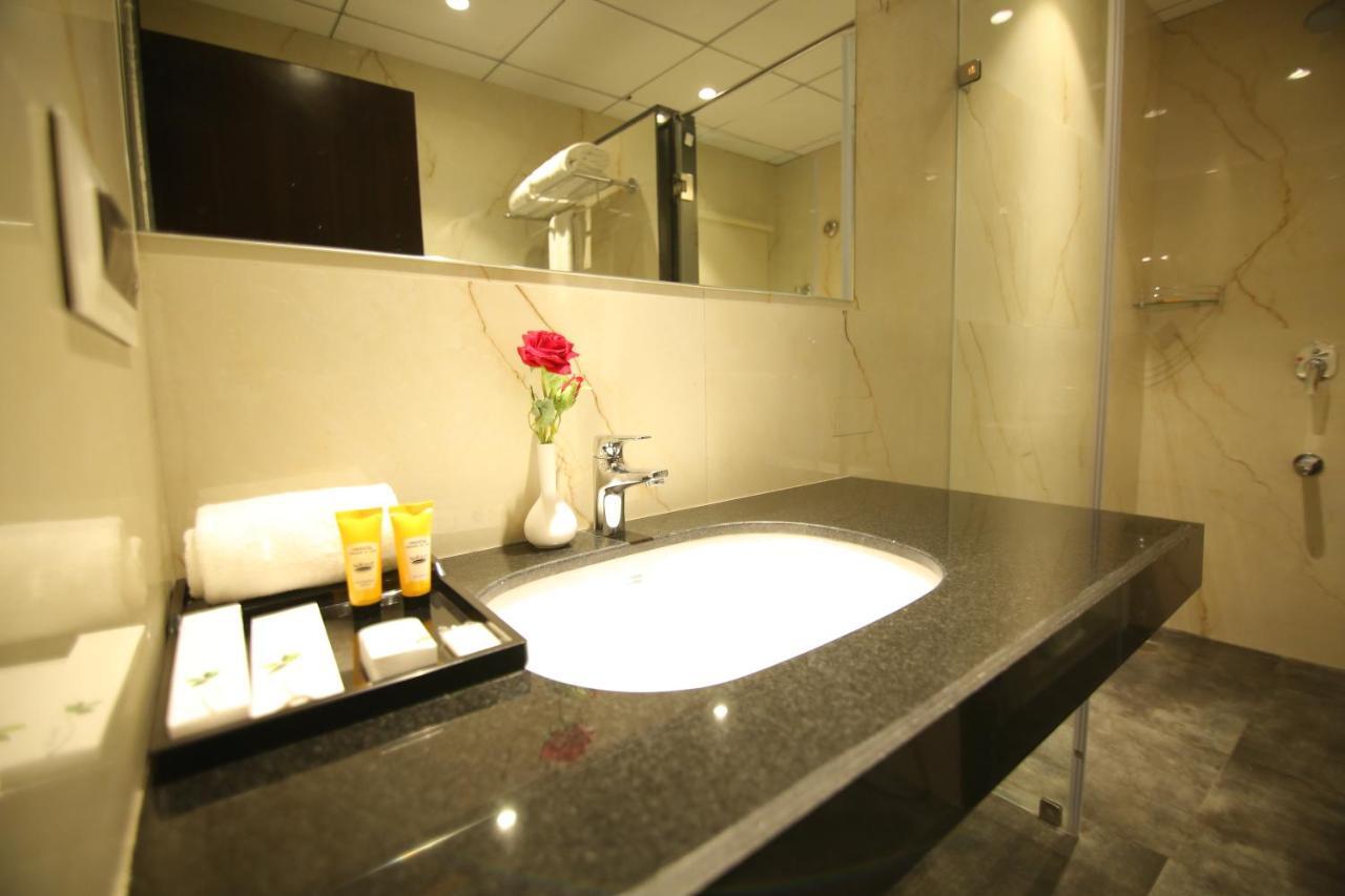 Sri Sri Sri Hotel Khammam Esterno foto
