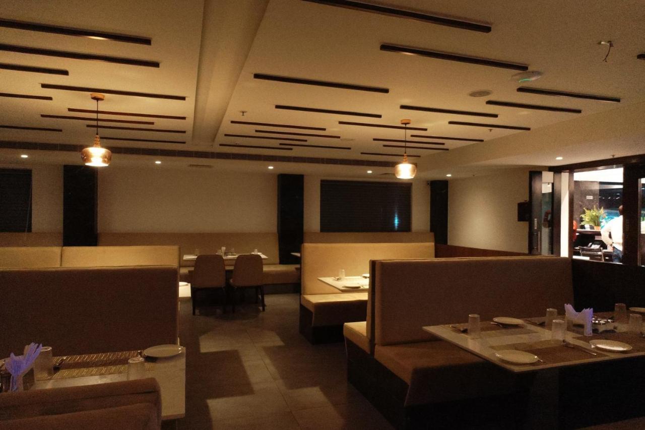 Sri Sri Sri Hotel Khammam Esterno foto