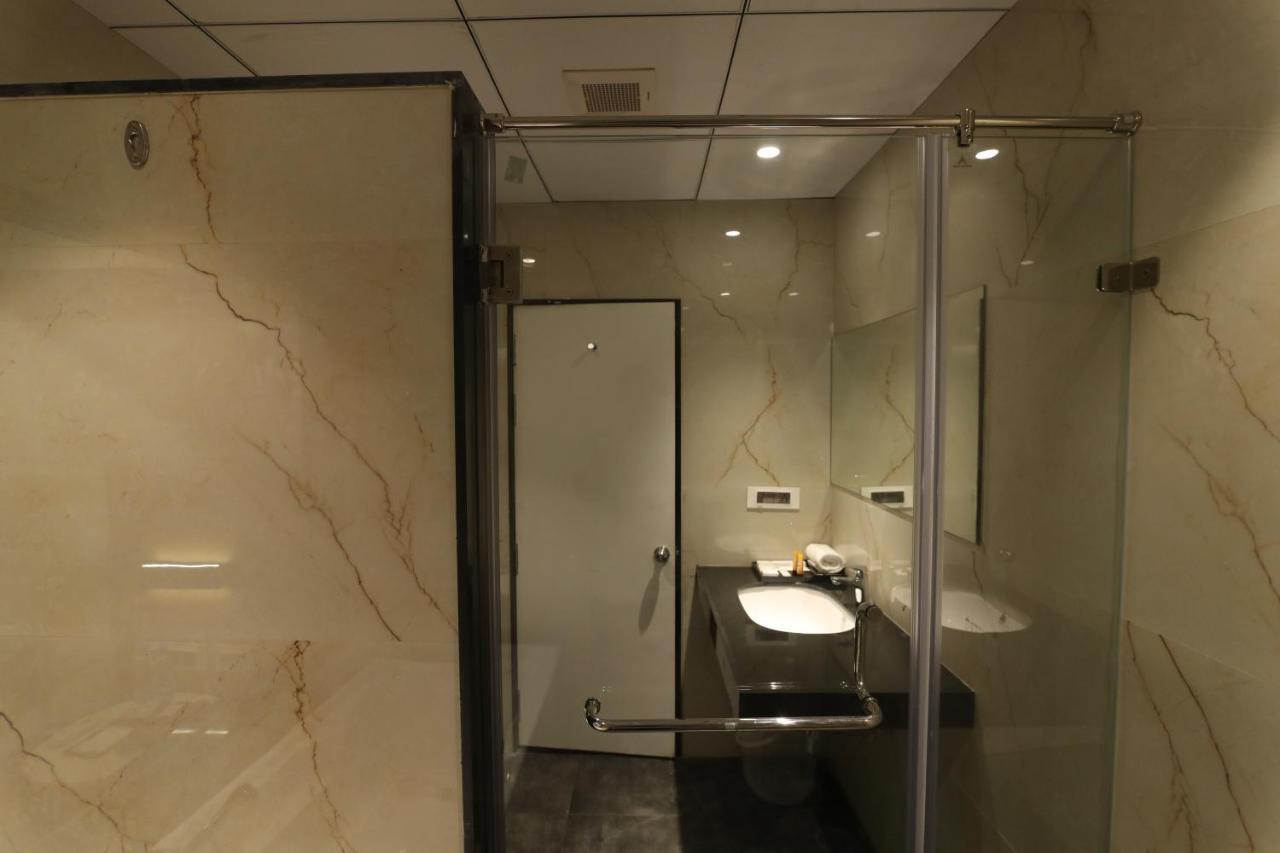 Sri Sri Sri Hotel Khammam Esterno foto