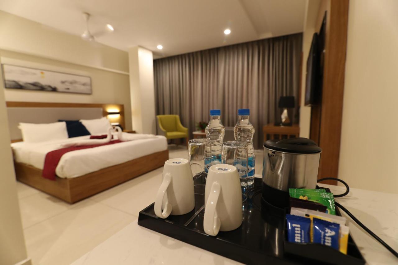 Sri Sri Sri Hotel Khammam Esterno foto