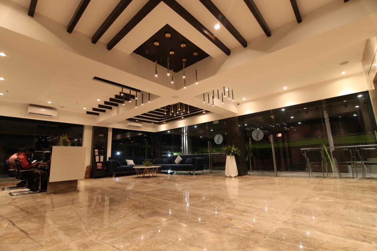 Sri Sri Sri Hotel Khammam Esterno foto