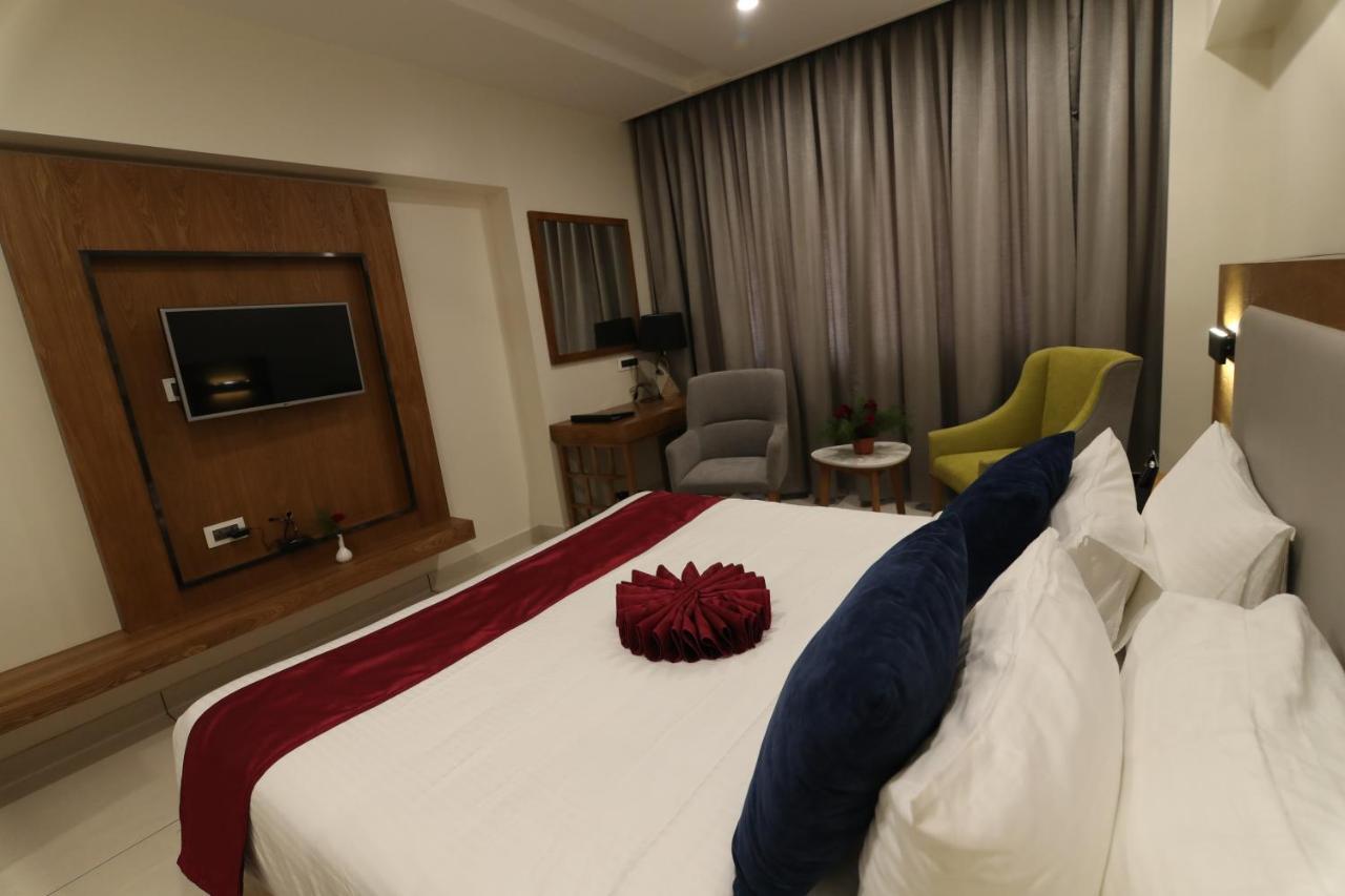 Sri Sri Sri Hotel Khammam Esterno foto