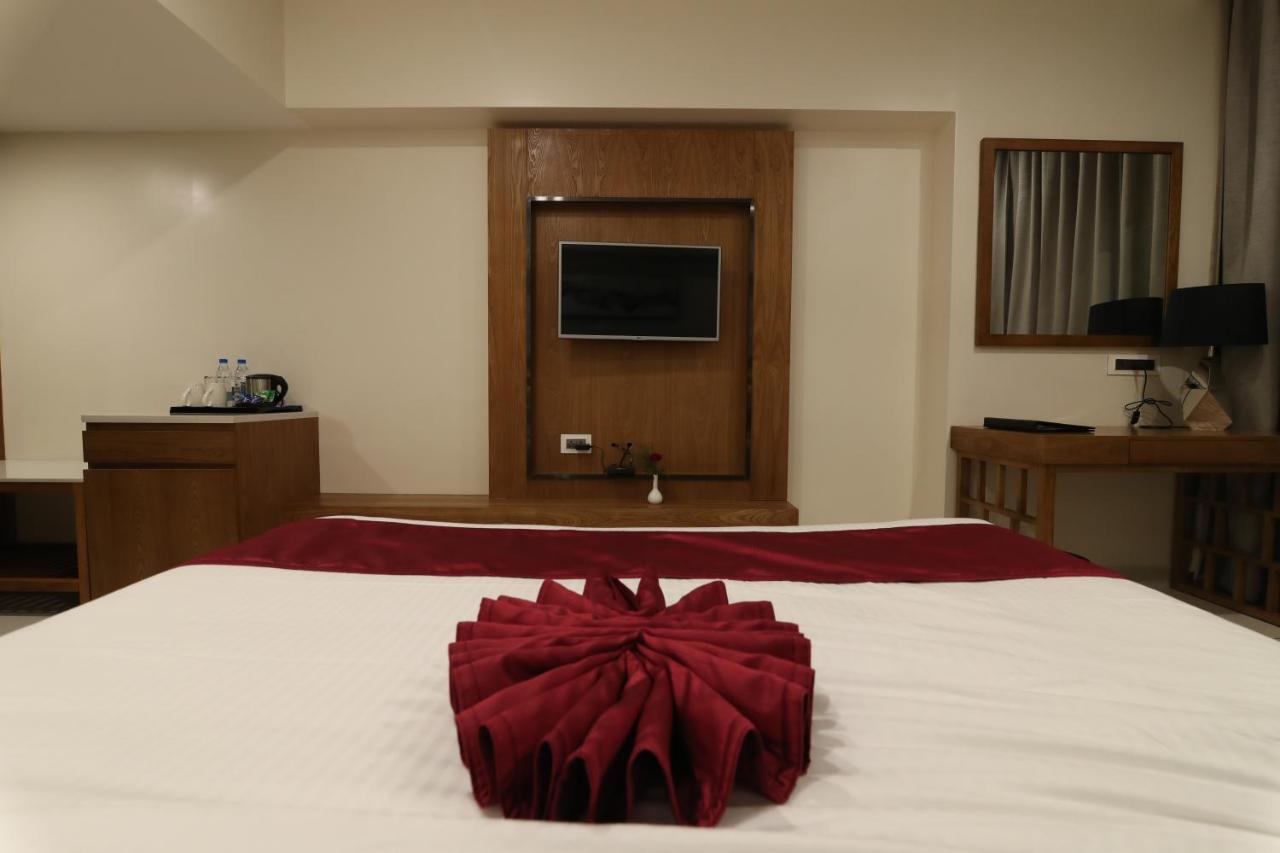 Sri Sri Sri Hotel Khammam Esterno foto