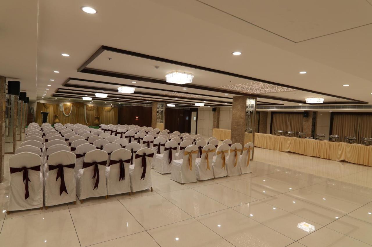 Sri Sri Sri Hotel Khammam Esterno foto