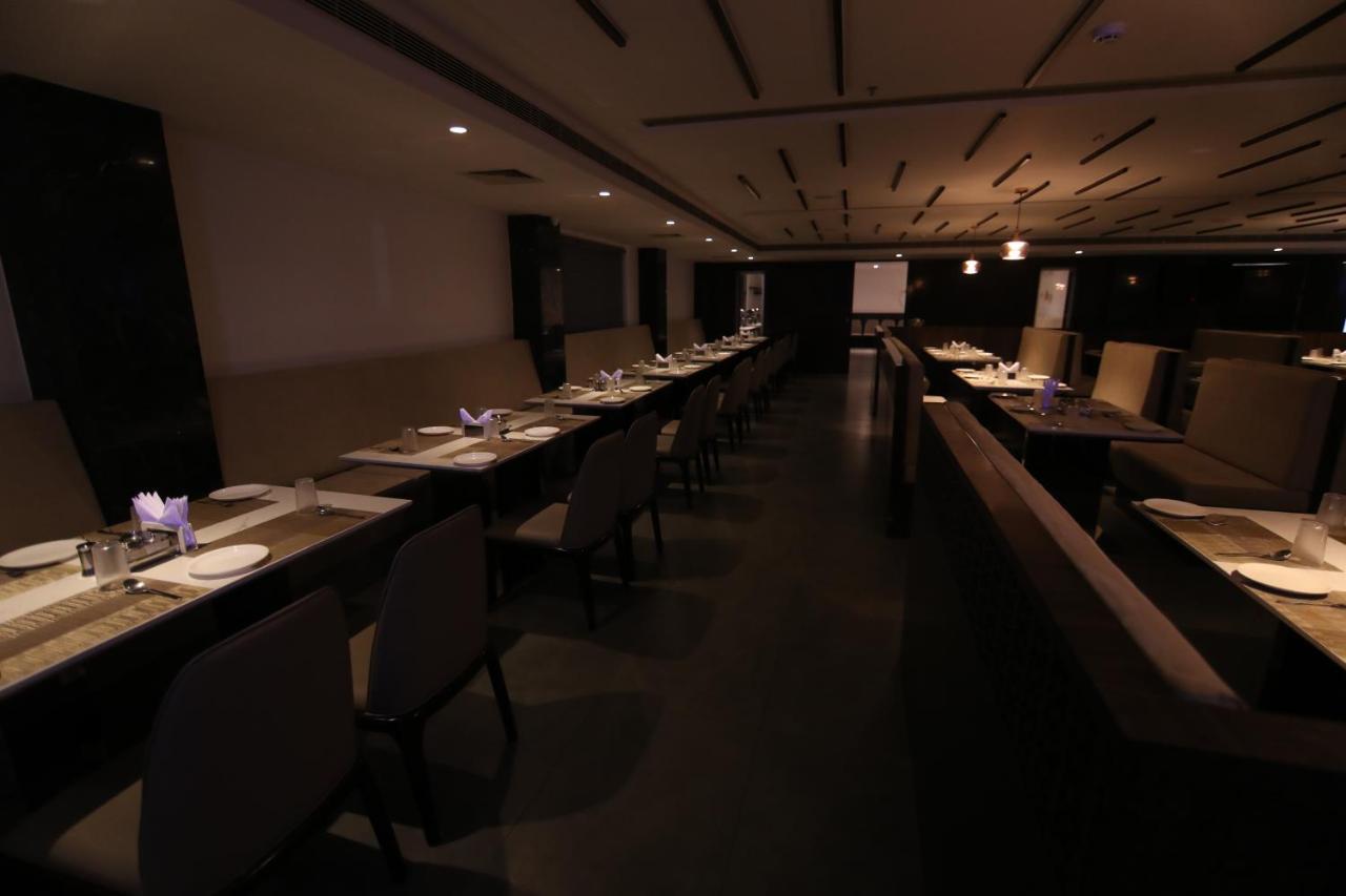 Sri Sri Sri Hotel Khammam Esterno foto