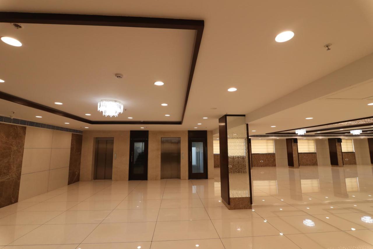Sri Sri Sri Hotel Khammam Esterno foto