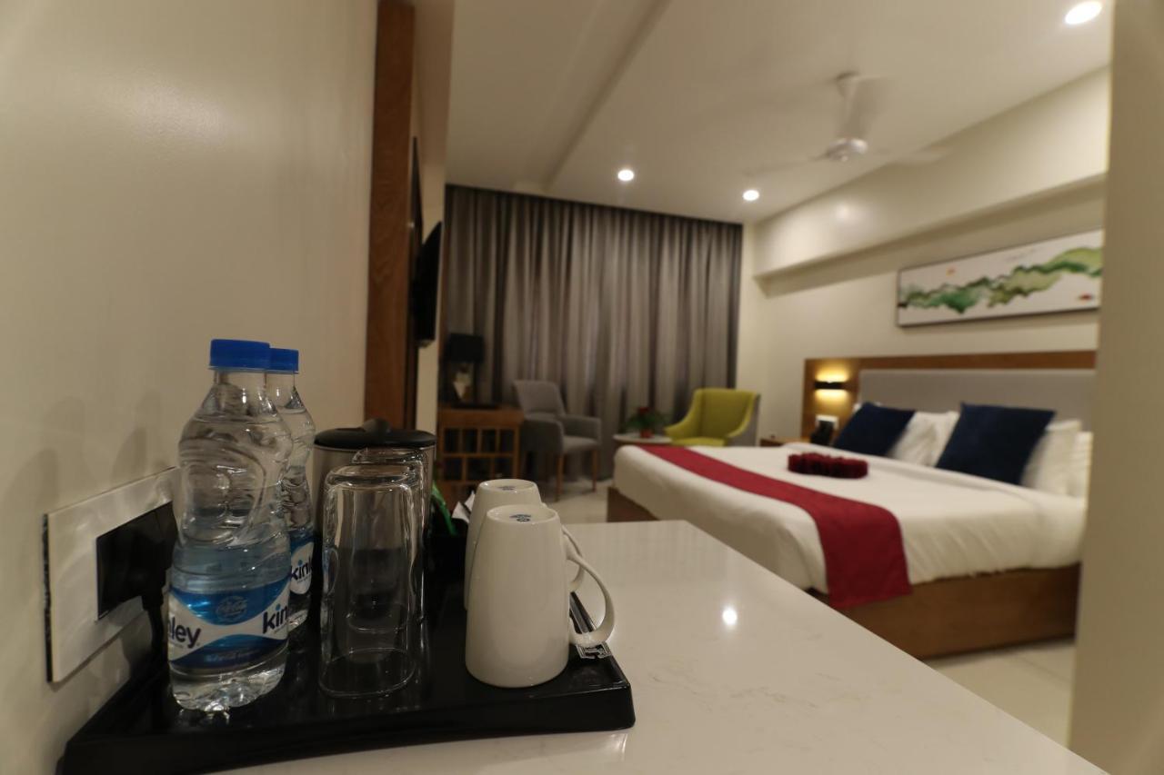 Sri Sri Sri Hotel Khammam Esterno foto