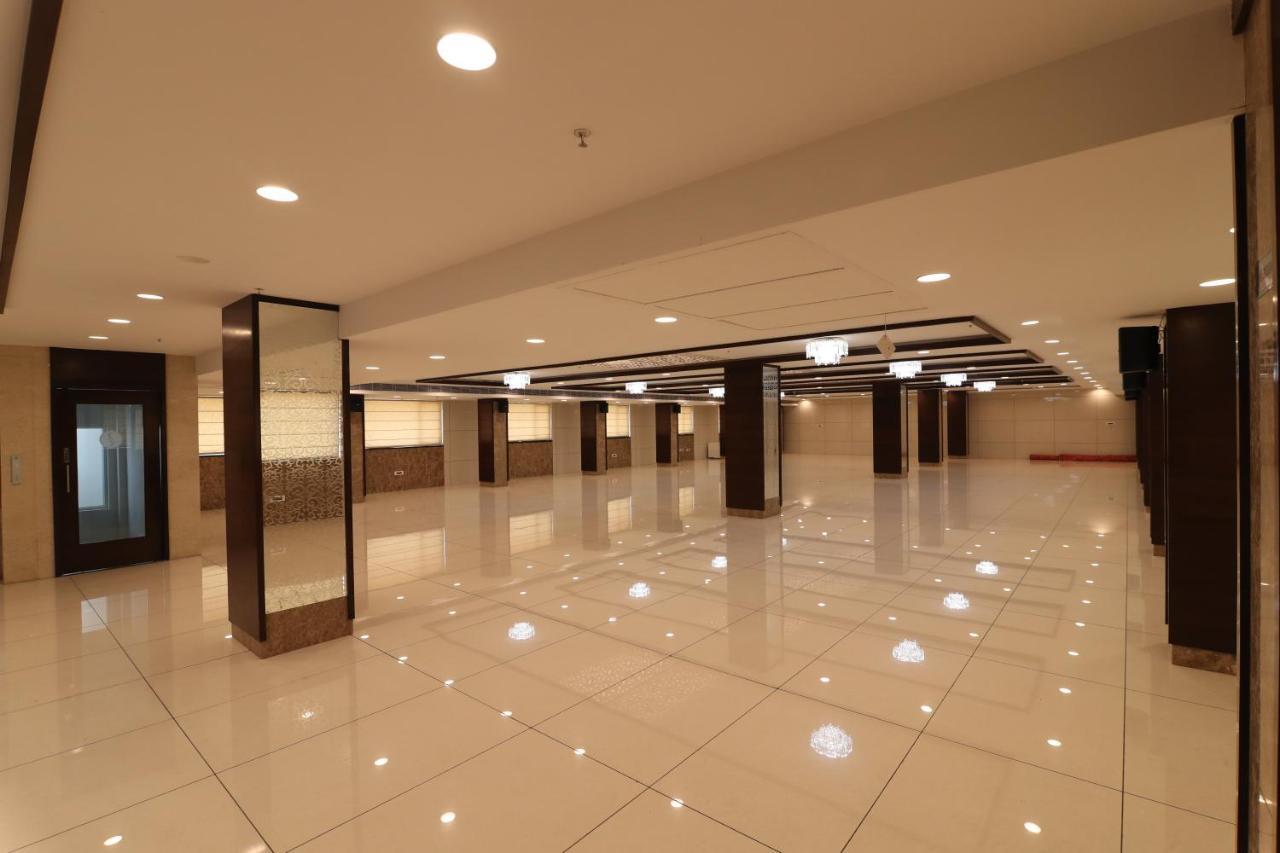 Sri Sri Sri Hotel Khammam Esterno foto