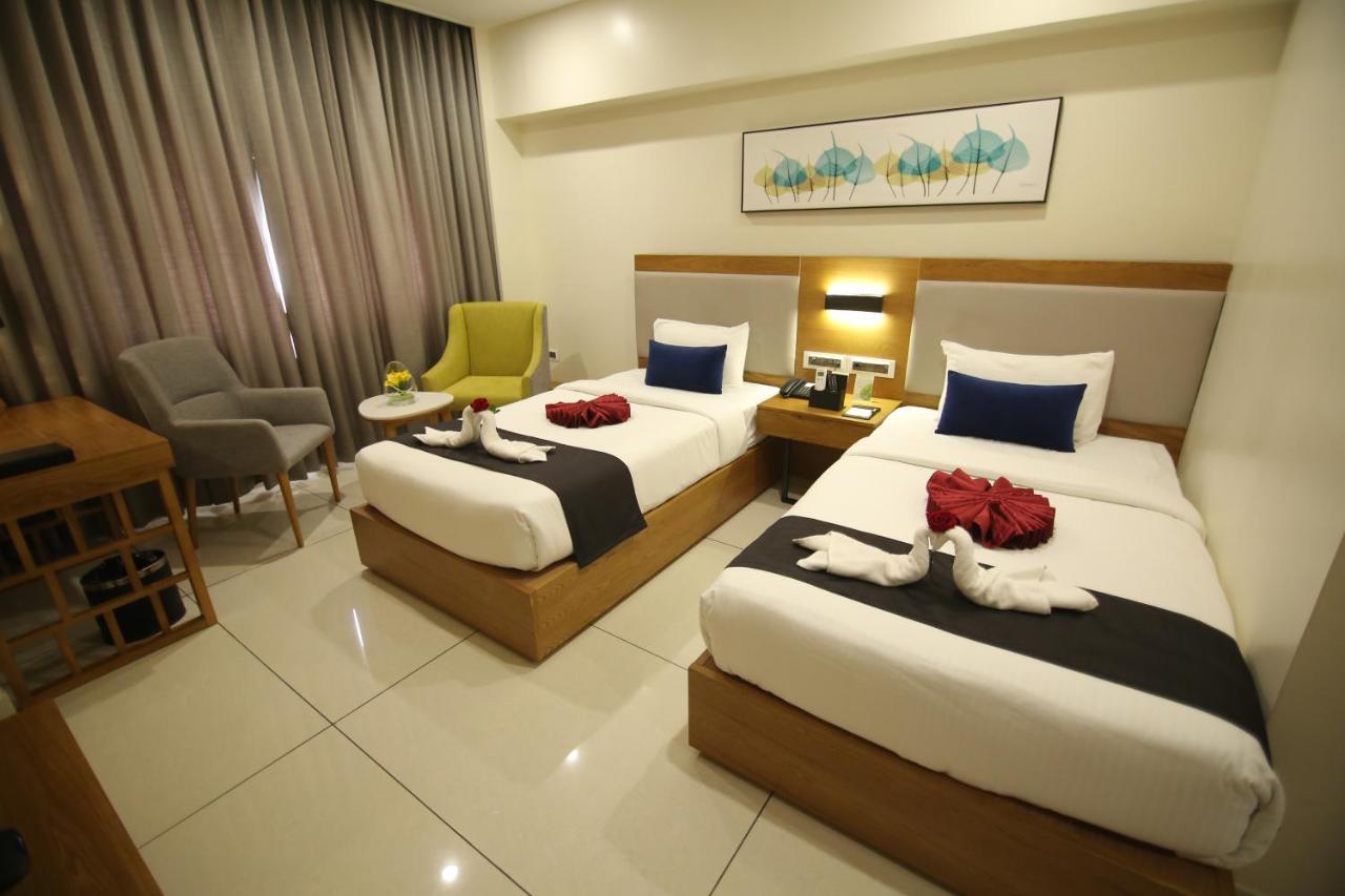 Sri Sri Sri Hotel Khammam Esterno foto