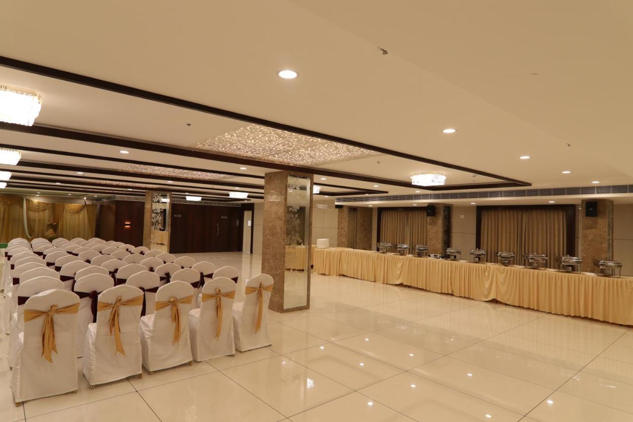 Sri Sri Sri Hotel Khammam Esterno foto