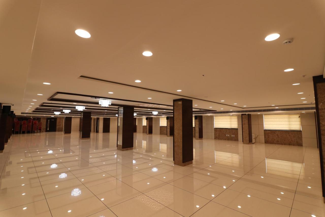 Sri Sri Sri Hotel Khammam Esterno foto