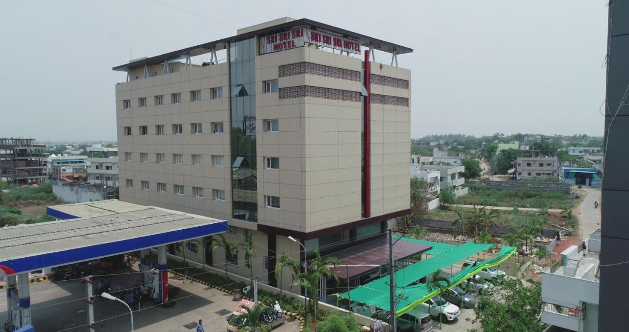 Sri Sri Sri Hotel Khammam Esterno foto