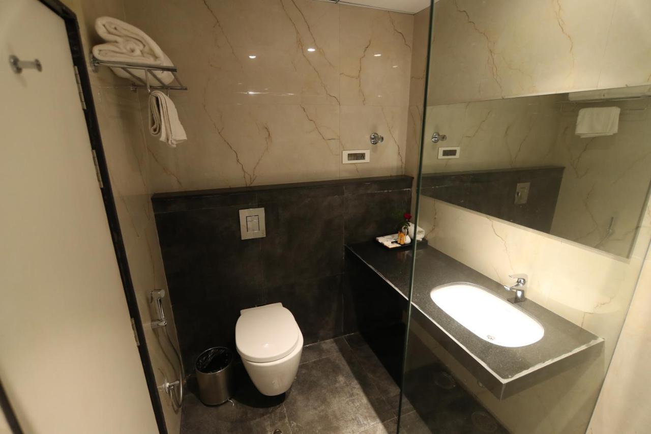 Sri Sri Sri Hotel Khammam Esterno foto