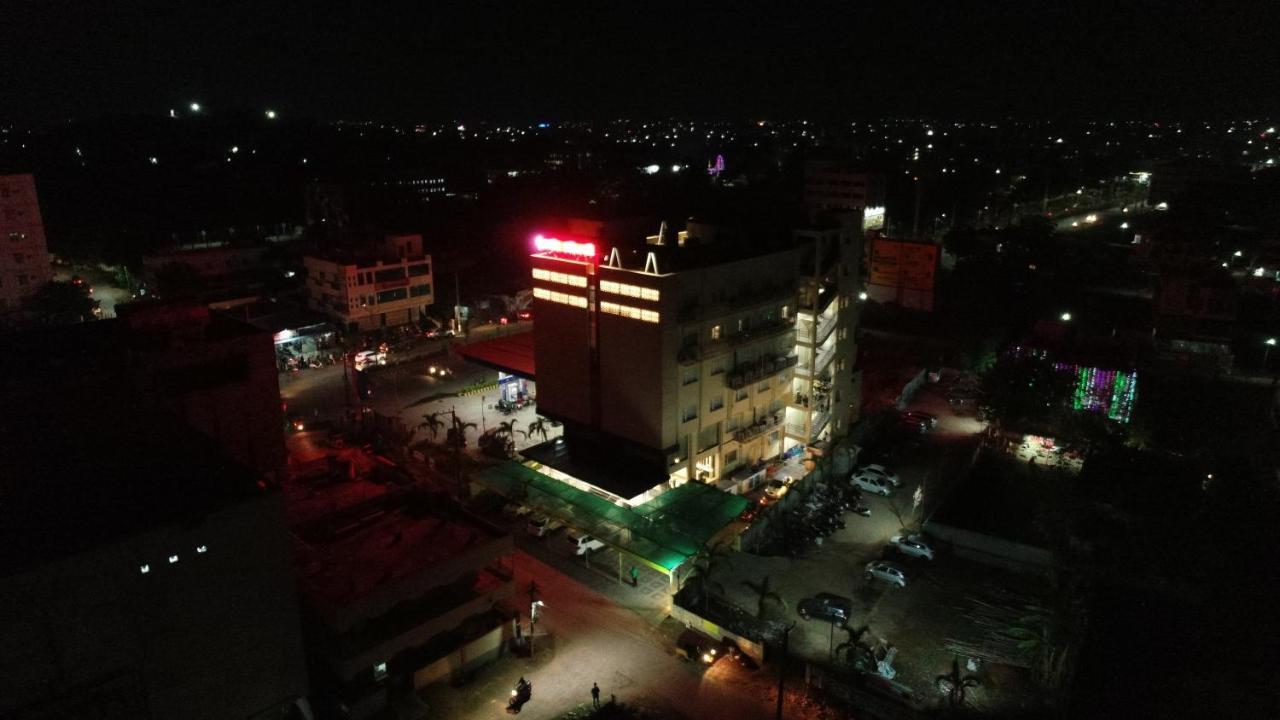 Sri Sri Sri Hotel Khammam Esterno foto
