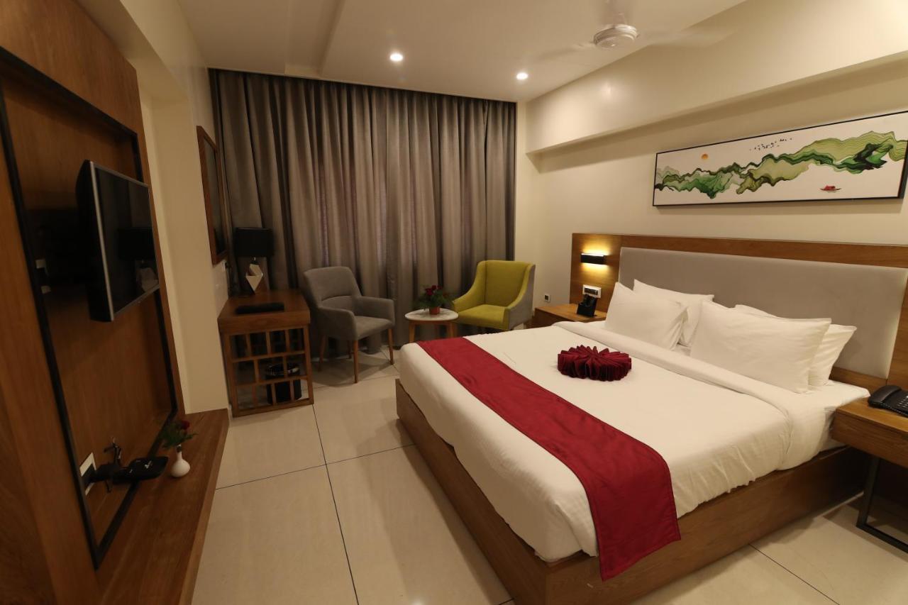 Sri Sri Sri Hotel Khammam Esterno foto